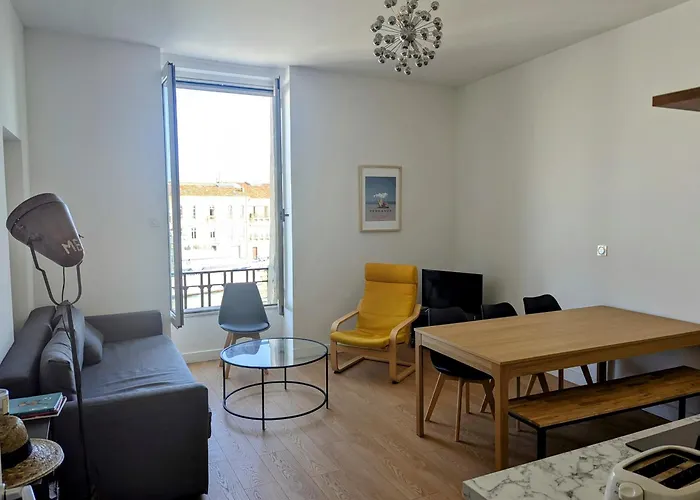 Beau 3 Pieces Climatise Vue Canal Idealement Situe Centre Ville