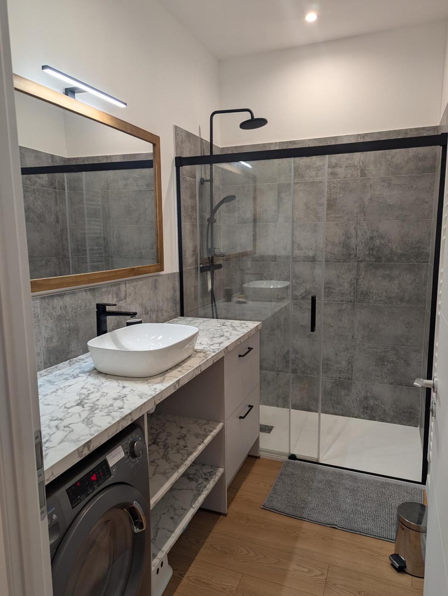 Appartement Beau 3 Pieces Climatise Vue Canal Idealement Situe Centre *